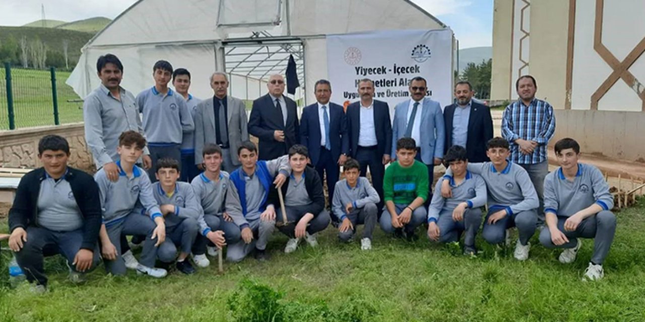 Bayburt'ta okul serası üretime başlıyor