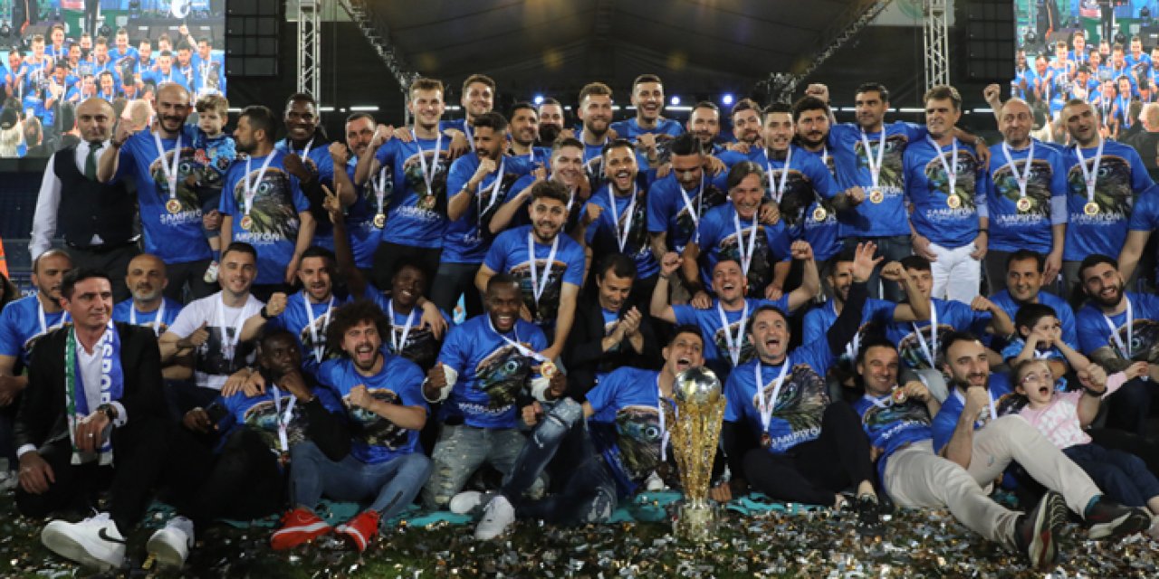 Süper Lig'e yükselen Çaykur Rizespor kupasını aldı