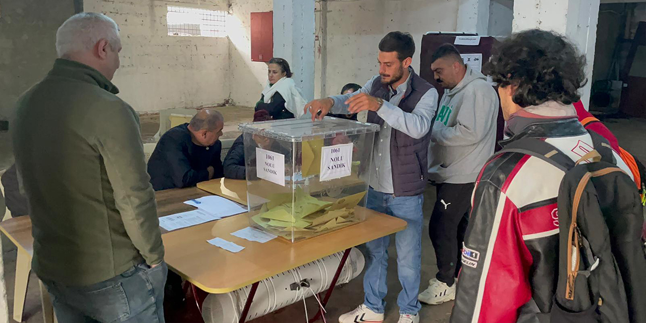 Rize'de çay üreticileri çay alım yerinde oy kullandı