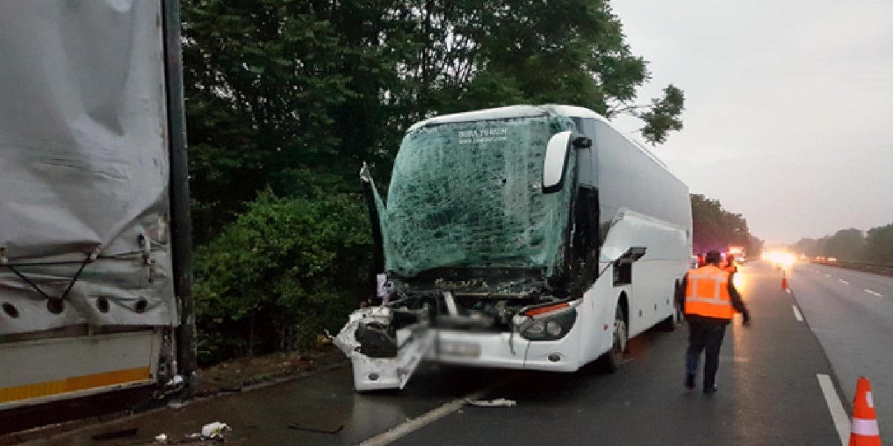 Seçmenlerini taşıyan otobüs tıra çarptı! Çok sayıda yaralı