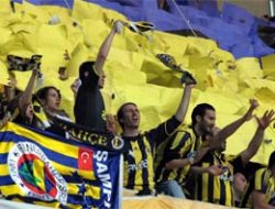 Fenerli Trabzon tribününe girince