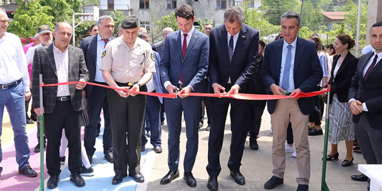 Deprem bölgesindeki okullar için Artvin'de kermes düzenlendi