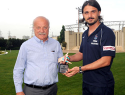 Onur Kıvrak'a Başkan'dan ödül