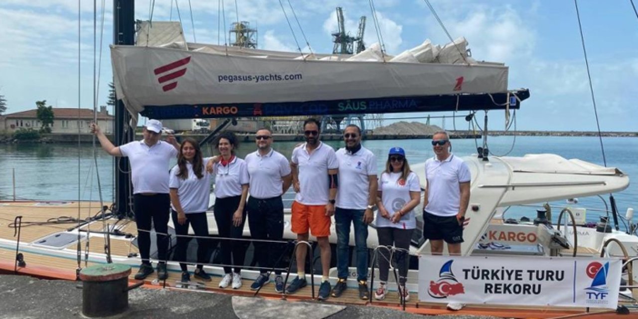 Artvin'de 6 yelkenci rekor denemesi için Hopa limanından start aldı