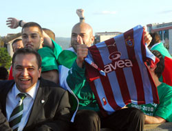 Bursalı oyuncu TS forması ile geldi