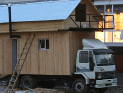 Yayla evini kamyona inşa etti