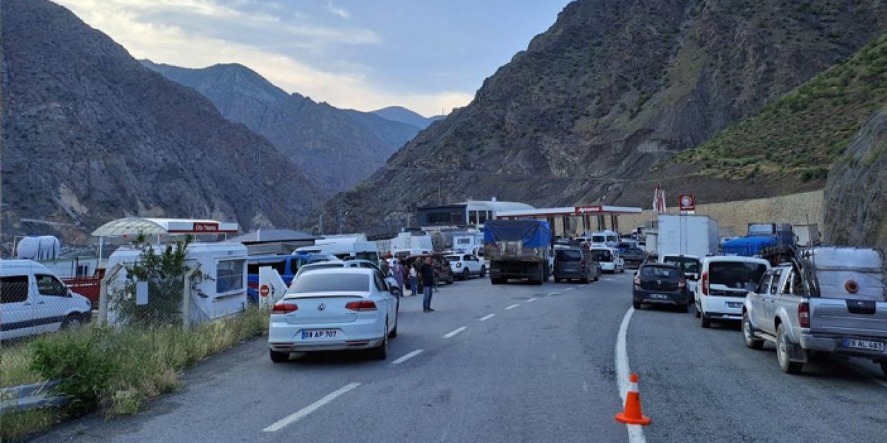 Artvin-Yusufeli yolu heyelan sebebiyle ulaşıma kapandı