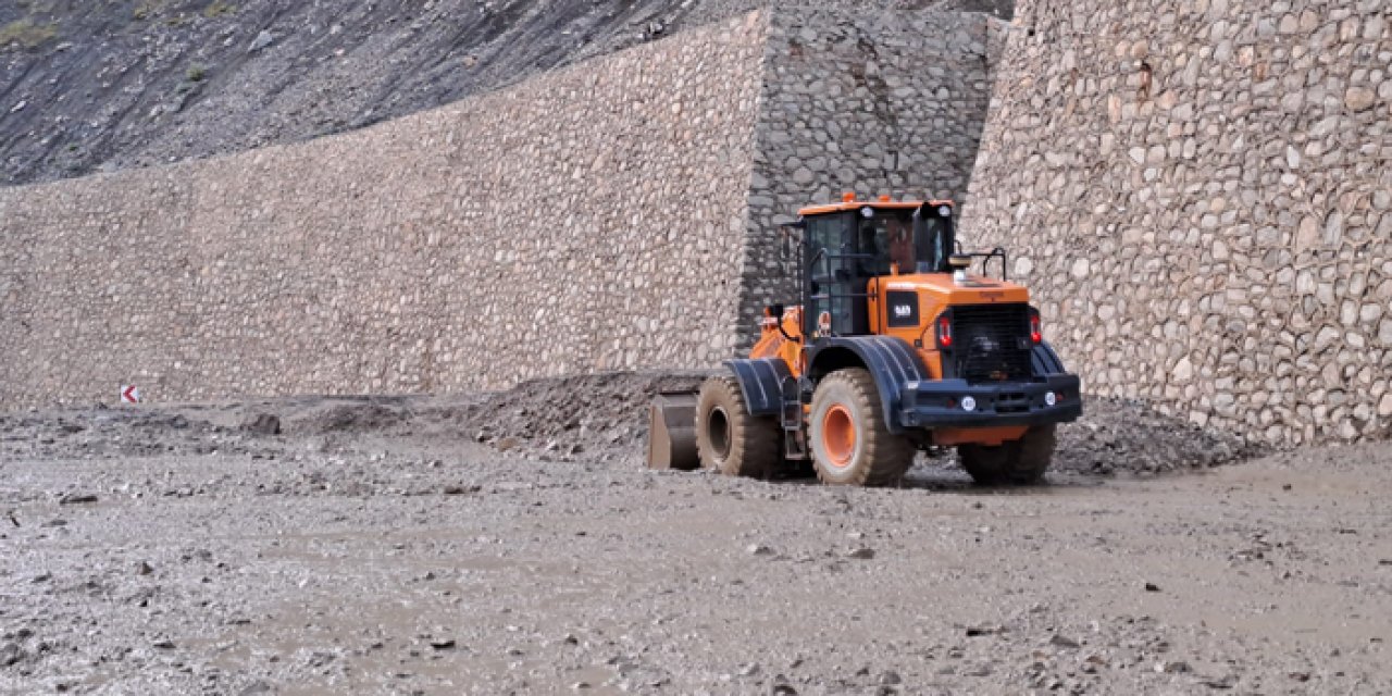 Heyelan nedeniyle kapanan Artvin-Erzurum karayolu ulaşıma açıldı