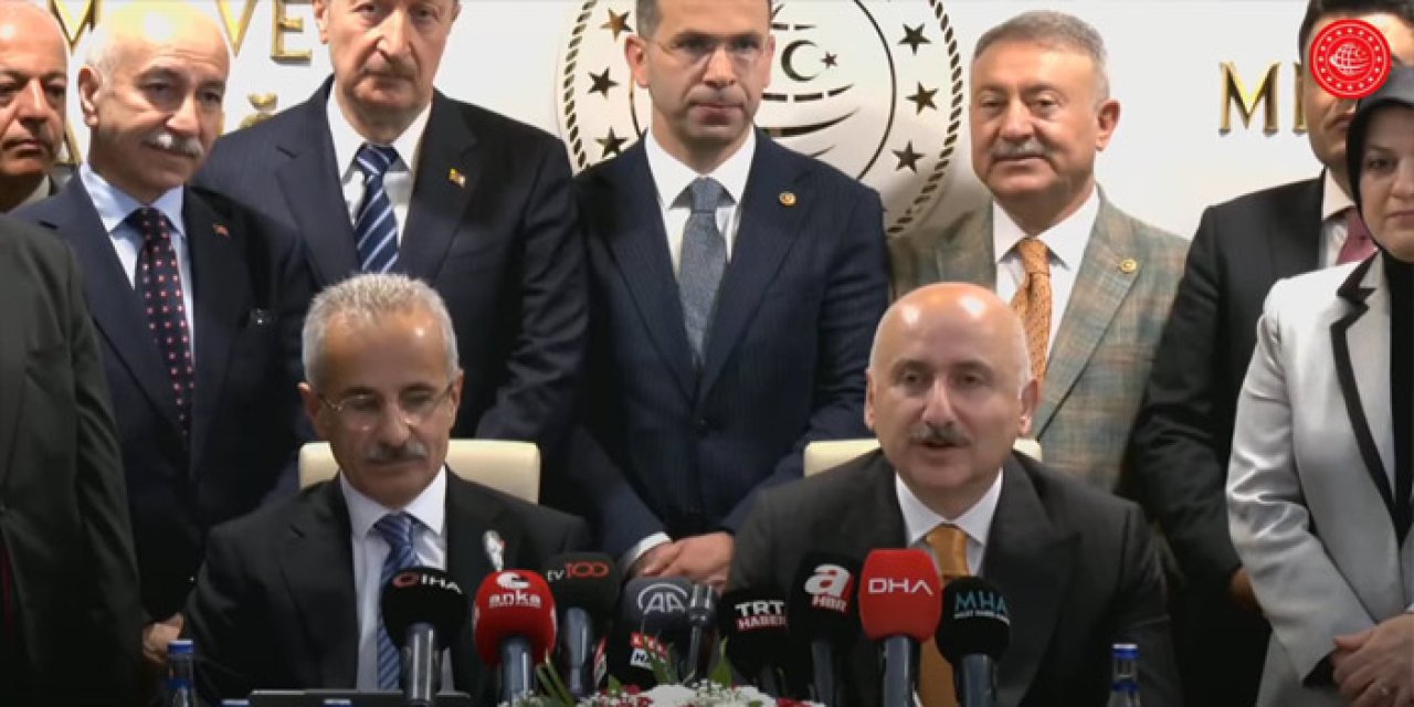 Ulaştırma Bakanlığı devir teslim töreninde Trabzon rüzgarı! Yalnız bırakmadılar