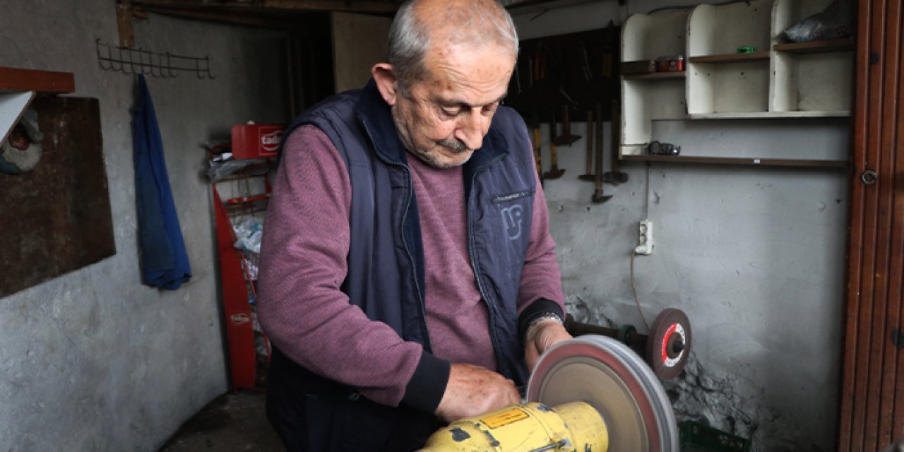 Trabzonlu bıçak ustası "Kiminin parası, kiminin duası" diyerek 30 yıldır çalışıyor