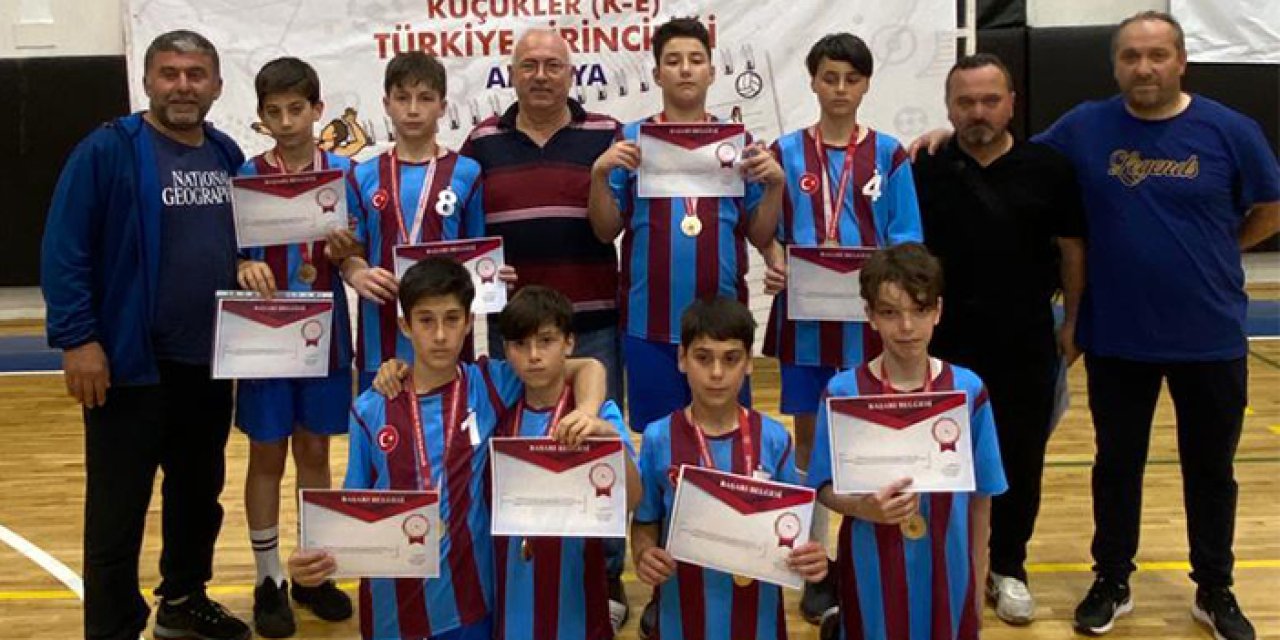 Sürmene Ayşe Kırali Ortaokulu Türkiye’nin yeni voleybol şampiyonu oldu