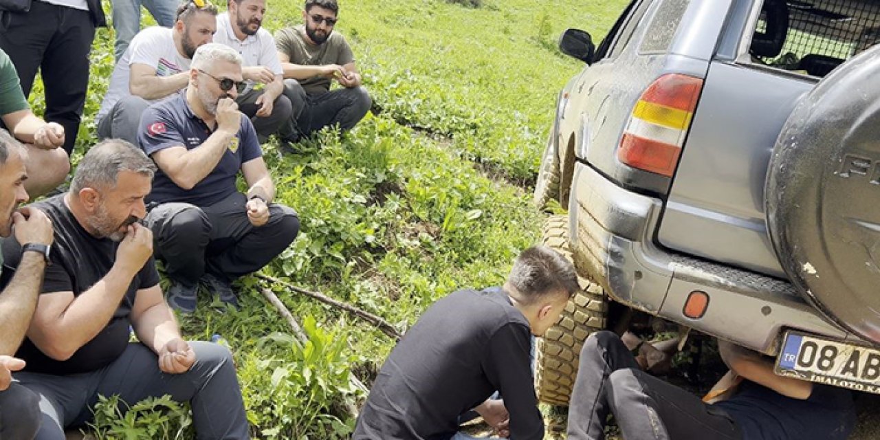 Artvin'de yolda kalan arkadaşlarının durumunu böyle izlediler!