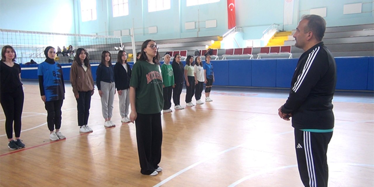 Gümüşhane'de hayalini kurduğu okulda öğrencilere spor sevgisini aşılıyor
