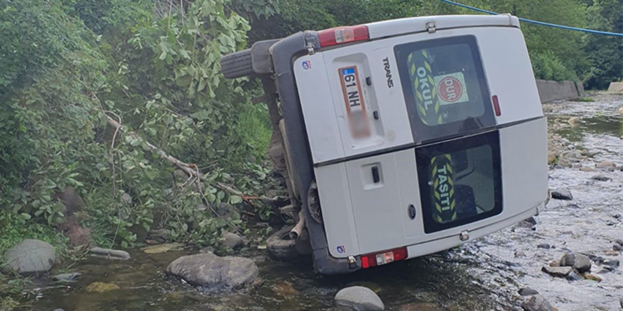 Trabzon'da servis aracı dereye yuvarlandı! Muhtar ağır yaralı