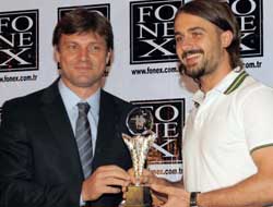 Onur'a ödülü Sağlam'dan