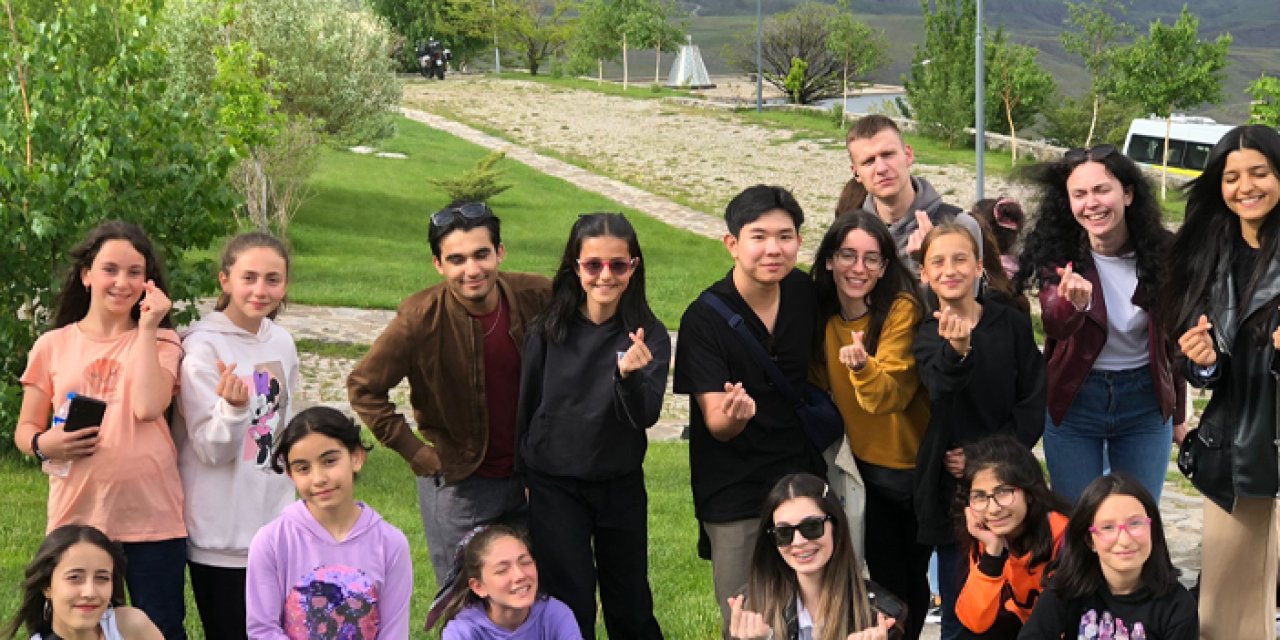 Bayburt'ta Avrupalı öğrenciler şehrin tarihi ve turistik mekanlarını gezdi