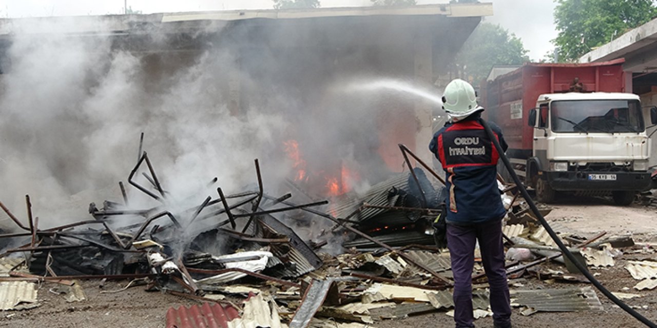 Ordu’da yıkımı süren işyerinde çıkan yangın paniğe neden oldu