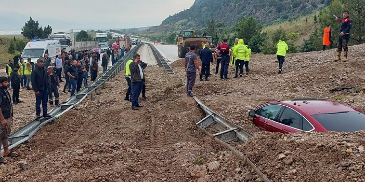 Afyonkarahisar'da heyelan iki aracı yuttu! 1 ölü 1 yaralı