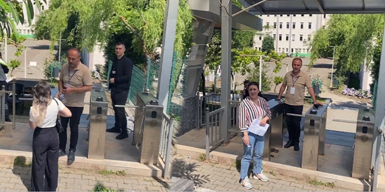 Giresun'da öğrenciler sınava yetişemeyince dışarıda kaldılar