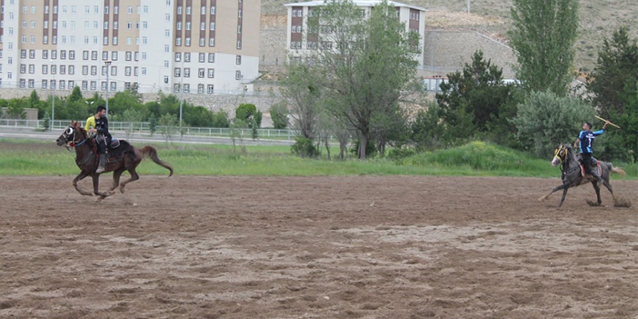 Bayburt'ta yağışlar durdu ciritçiler sahaya indi