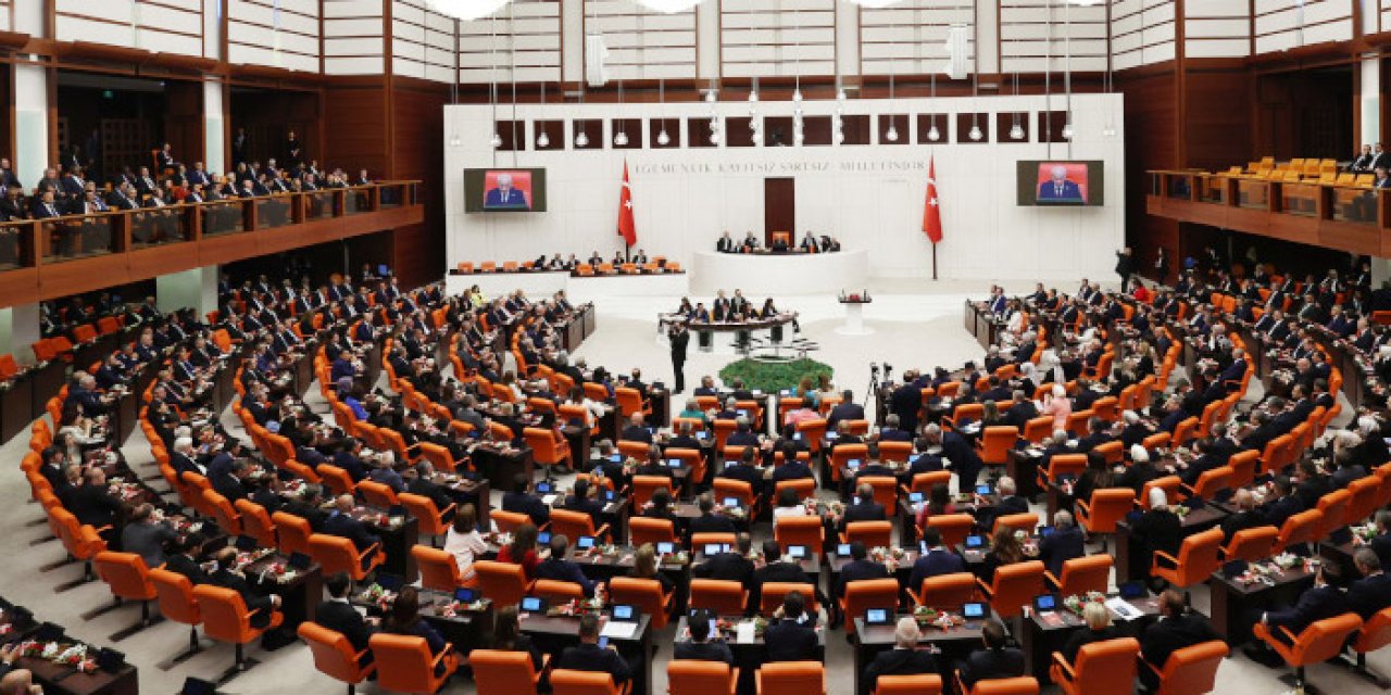 TBMM'de gergin anlar! İYİ Partili vekil, AK Partili ismin üzerine yürüdü