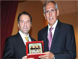 Sümer'den Nihat Doker'e plaket