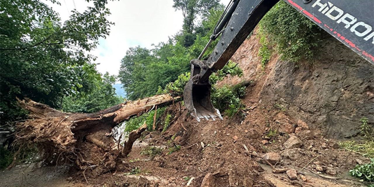 Ordu'da 3 ilçeyi bağlayan yol heyelan ile kapanmıştı! Ulaşıma açıldı