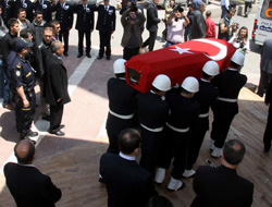 Polis memuru toprağa verildi