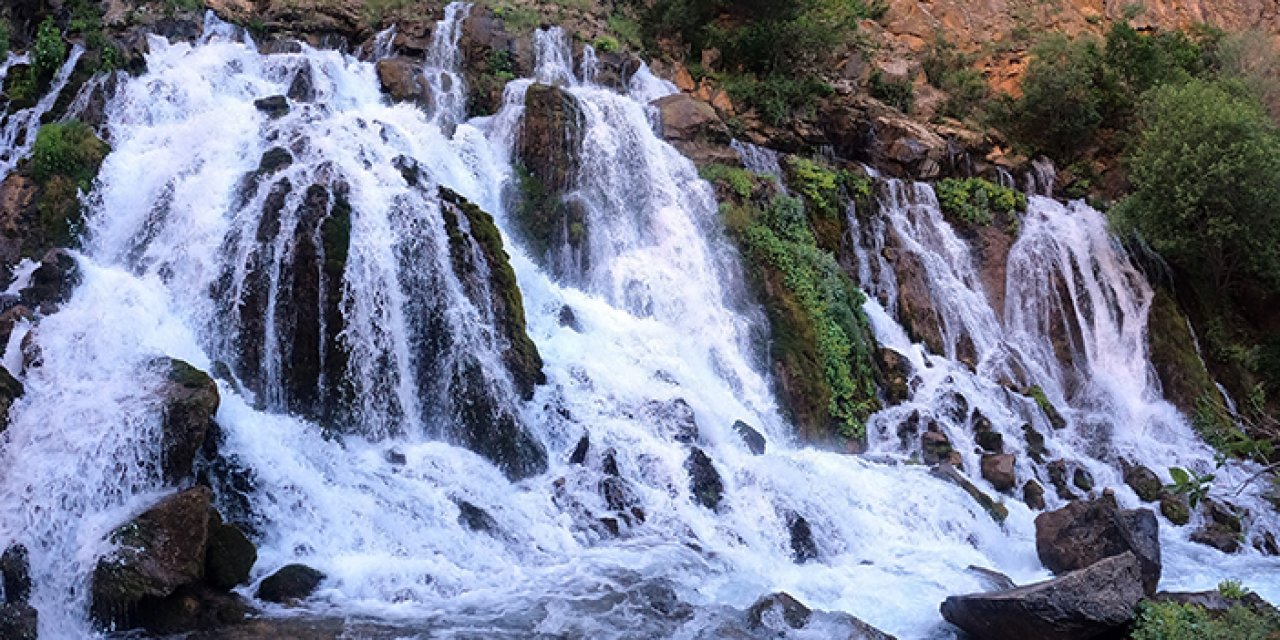 Sıcaktan kaçan soluğu Tomara Şelalesinde alıyor