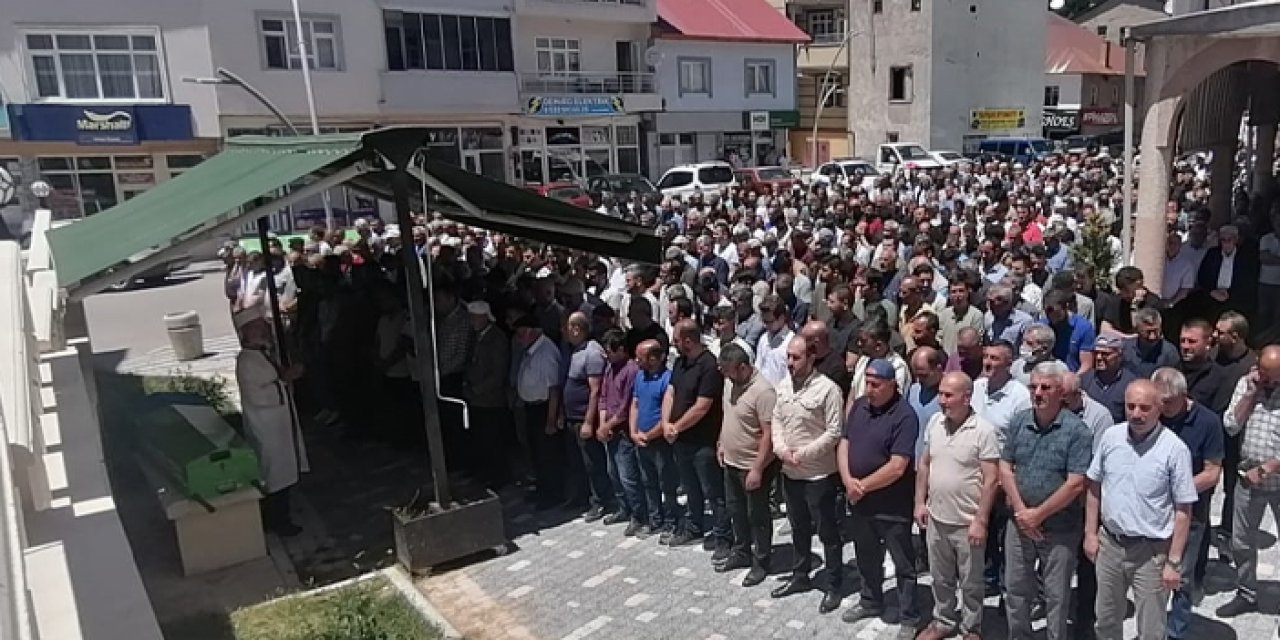 Gümüşhane'de trafik kazasında hayatını kaybeden hamile kadın defnedildi