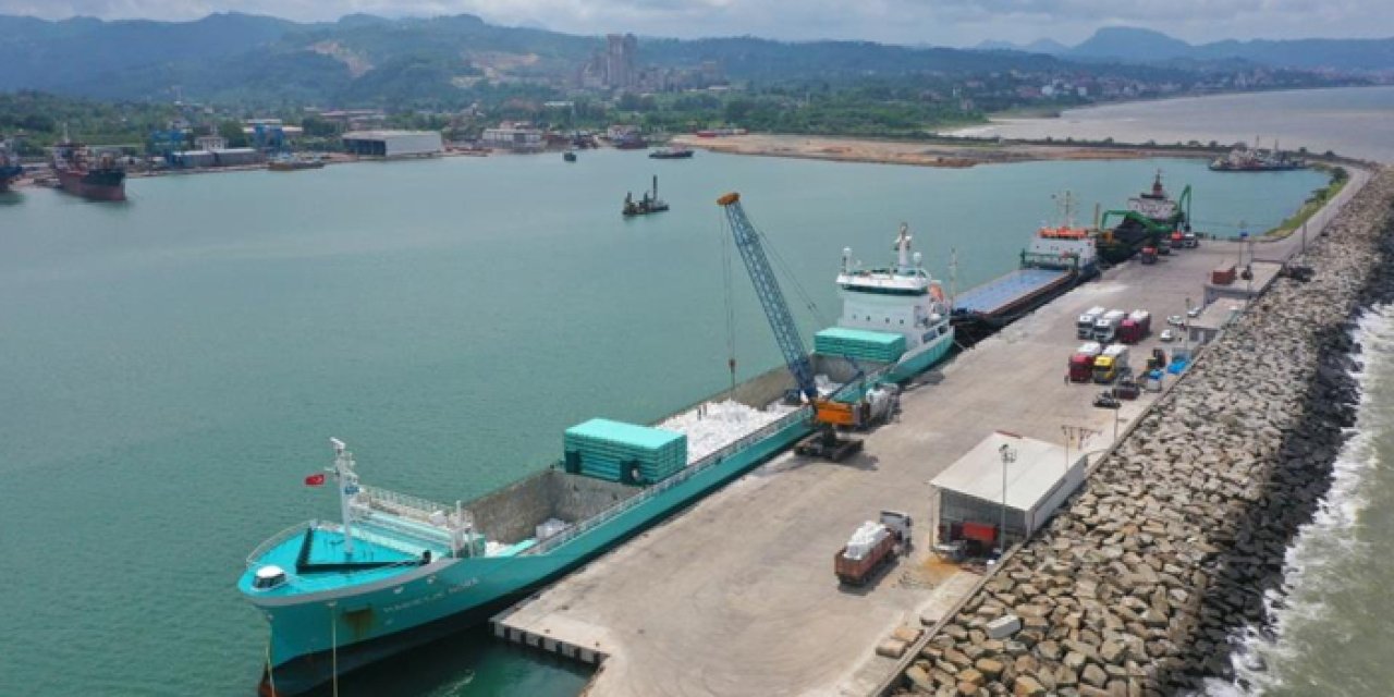 Ordu Ünye Limanı'nda yoğunluk! Aynı anda 3 gemi sevkiyat yaptı
