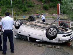 Gümüşhane'de araç takla attı