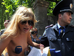 Ukrayna'da kadınlar soyundu