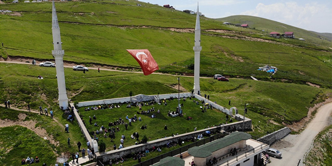 Gümüşhane'de üstü açık camide 562 yıldır çimen üzerinde Cuma namazı kılınıyor