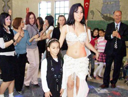 Dansöz müdürü yerinden etti