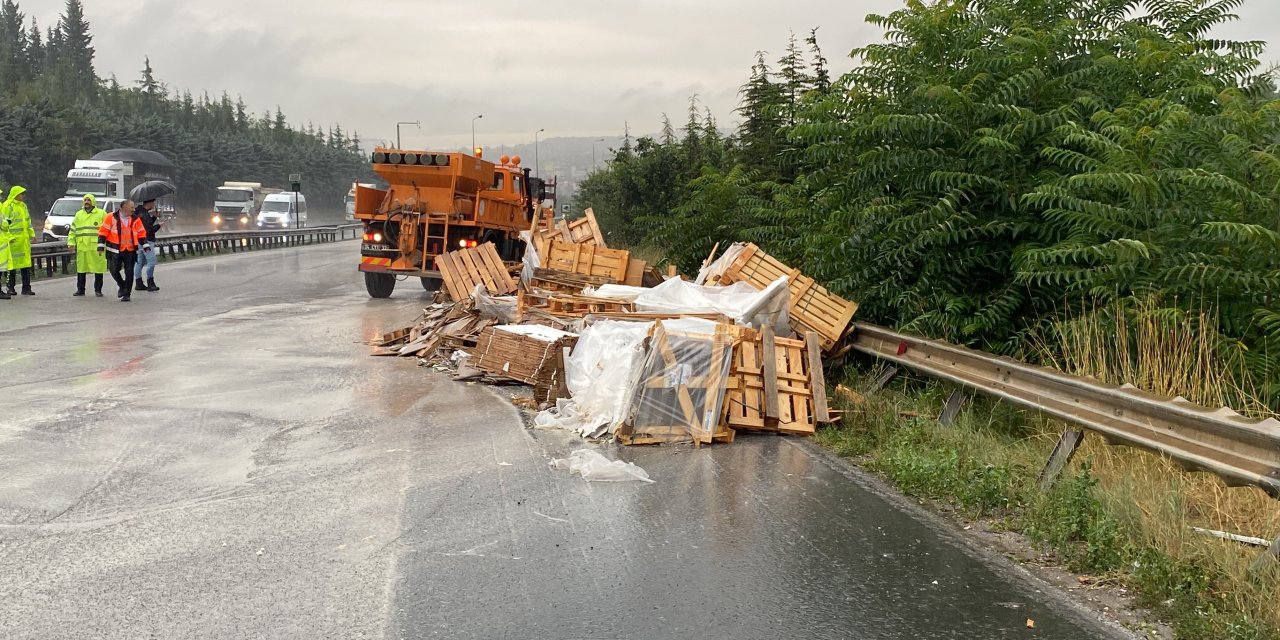 Seramik yüklü tırın kasası devrildi