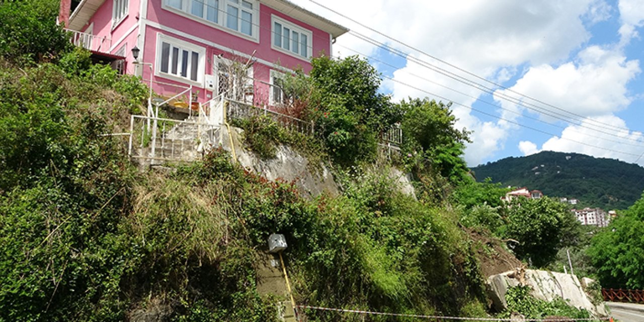 Ordu heyelan sonucu bir evin istinat duvarı yıkıldı