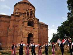 Kilise önünde horon teptiler