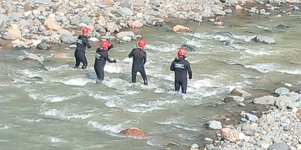 Dereye düşen kadını 134 kişi arıyor