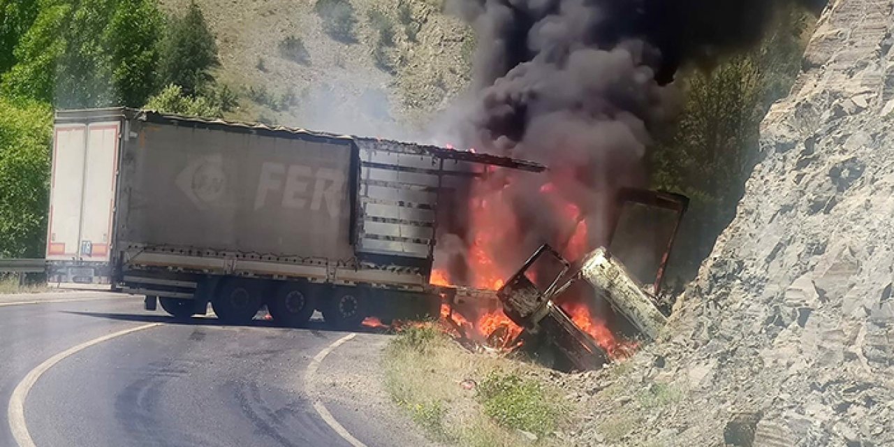 Gümüşhane'de dağa çarpan tır cayır cayır yandı