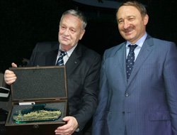 Bakan Özak gala yemeğine katıldı