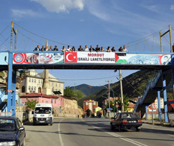 Üst geçitte pankartlı tepki