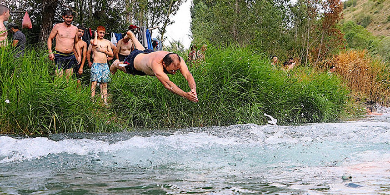 Bayburt'ta sıcaktan bunalan vatandaşlar böyle serinliyor