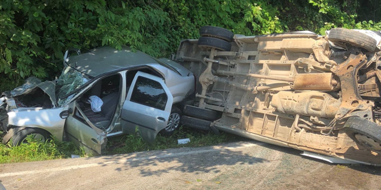 Ordu'da tarım işçilerini taşıyan minibüs ile otomobil çarpıştı!  3'ü ağır 17 yaralı