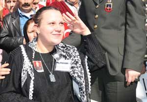 Karadeniz kadını selam durdu