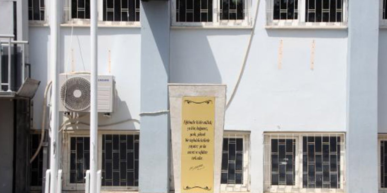 Maskeli saldırgan, Atatürk büstüne balyozla zarar verdi