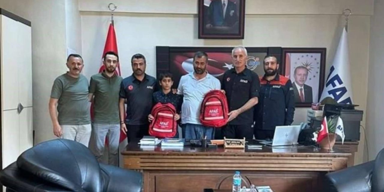 Depremde kendisi kurtaran Bayburt AFAD ekibine tatlı ulaştırdı