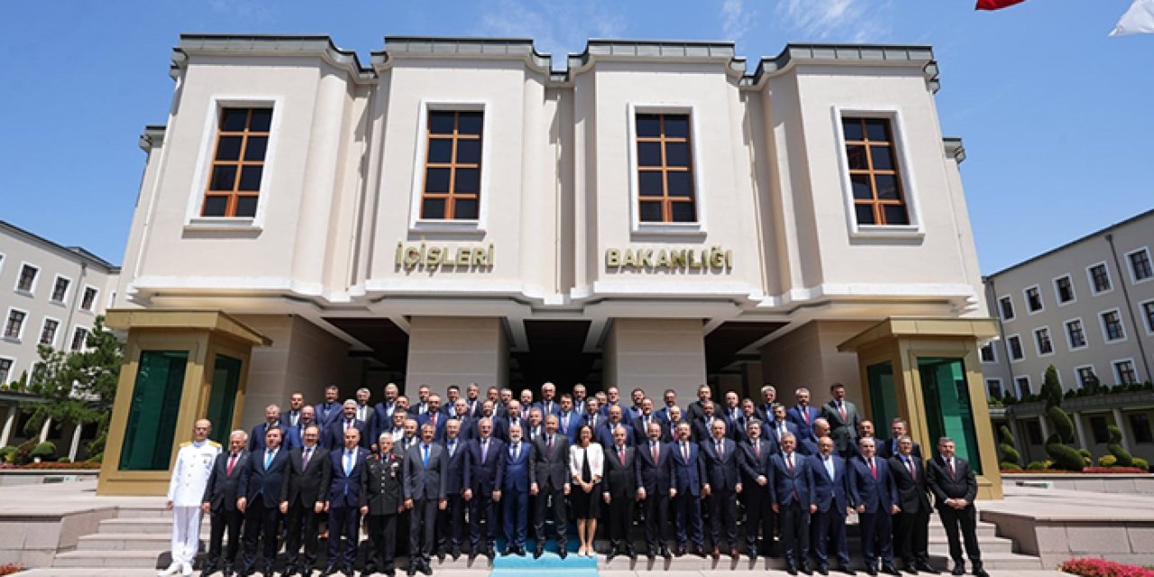 57 vali iş başı yapıyor! Bakan Yerlikaya: “Hukuk ve insan haklarından ayrılmayın”