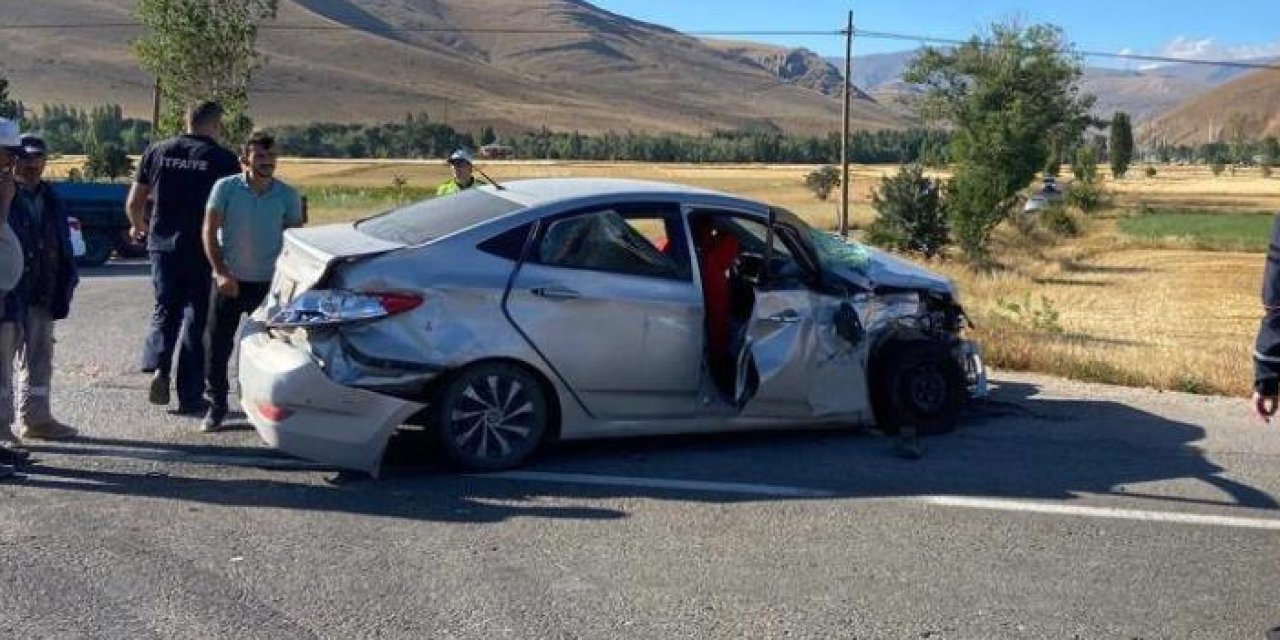Bayburt'ta otomobil ile çekici çarpıştı! 3 yaralı