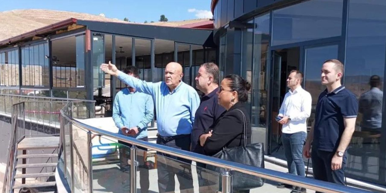 Bayburt'ta Başkan Pekmezci yeni Valiyi seyir terasında ağırladı